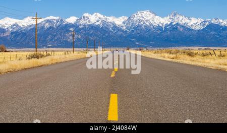 Malerische Landschaft in Colorado, eine Straße in der Nähe des Great Sand Dunes National Park und der Sangre de Cristo Mountains Stockfoto