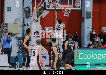 PalaRadi, Cremona, Italien, 10. April 2022, Jamarr Sanders (Bertram Yachts Tortona) während der Vanoli Basket Cremona gegen Bertram Derthona Tortona - Italienische Basketball A Serie Championship Stockfoto