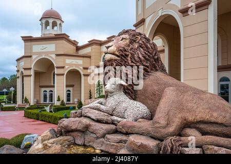 Löwe- und Lammskulptur am Eingang zu den Sight & Sound Theatern in Lancaster County, Pennsylvania. (USA) Stockfoto