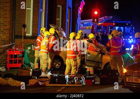 Middleton, Großbritannien. 10. April 2022. Feuerwehrleute arbeiten an einem Fahrzeug, um eine Frau, die darin gefangen war, herauszuholen. Ein riesiger Autounfall von 3 ereignete sich gegen 11 Uhr in Middleton. Ein angeblicher gestohlener Wagen verursachte den Unfall, nachdem er mit den Polizeiabhörern verfolgt wurde. Mindestens einige Menschen erlitten Verletzungen und wurden ins Krankenhaus gebracht. Kredit: SOPA Images Limited/Alamy Live Nachrichten Stockfoto