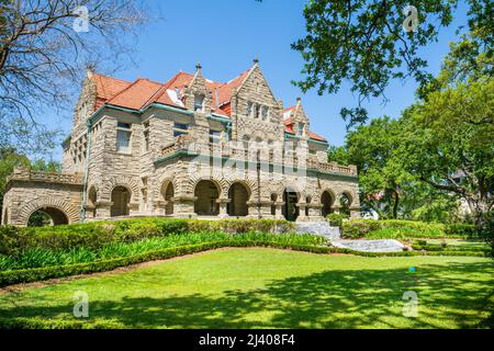 NEW ORLEANS, LA, USA - 8. APRIL 2022: Volle Vorderansicht des historischen Brown-Villere Mansion auf der St. Charles Avenue Stockfoto