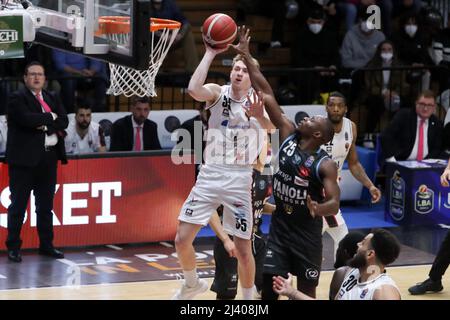 Jonathan Macura (Bertram Yachts Tortona) während der Vanoli Basket Cremona gegen Bertram Derthona Tortona, Italienische Basketball A Serie Championship in Cremona, Italien, April 10 2022 Stockfoto