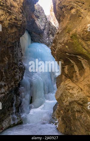 Gefrorene Zapata Falls im Great Sand Dunes National Park, Alamosa, Colorado Stockfoto