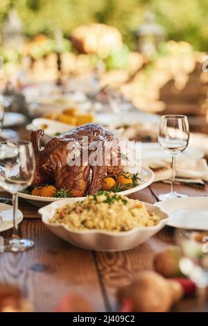 So viel Auswahl. Shot schön gedeckten Tisch mit allen Arten von Lebensmitteln auf ihm für eine Mittagsparty. Stockfoto