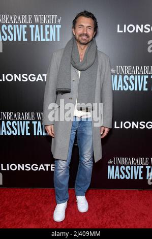New York, USA. 10. April 2022. William Abadie nimmt an der New Yorker Premiere von „The Inertraitable Weight of Massive Talent“ am Regal Essex Crossing in New York, NY, am 10. April 2022 Teil. (Foto von Anthony Behar/Sipa USA) Quelle: SIPA USA/Alamy Live News Stockfoto