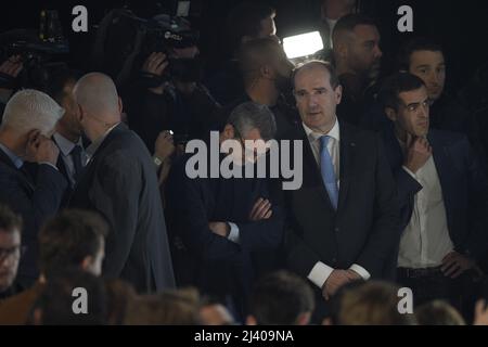 Alexis Kohler, Jean Castex und Ismail Emelien hören auf die Rede des französischen Präsidenten und Kandidaten der Partei La Republique en Marche (LREM) zur Wiederwahl Emmanuel Macrons nach den ersten Ergebnissen der ersten Runde der französischen Präsidentschaftswahlen auf der Pariser Expo Porte de Versailles Hall 6 am 10. April in Paris, 2022. Der französische Präsident Emmanuel Macron führt die rechtsextreme Führerin Marine Le Pen in der ersten Runde der französischen Wahlen am 10. April 2022 mit einem größeren Abstand als erwartet an, wobei die Rivalen nun in einem Run-off im Laufe des Monats um die Präsidentschaft kämpfen werden, wie die Prognosen zeigten. Foto von Eliot BL Stockfoto