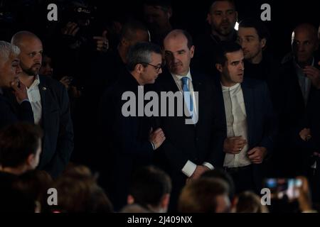 Alexis Kohler, Jean Castex und Ismail Emelien hören auf die Rede des französischen Präsidenten und Kandidaten der Partei La Republique en Marche (LREM) zur Wiederwahl Emmanuel Macrons nach den ersten Ergebnissen der ersten Runde der französischen Präsidentschaftswahlen auf der Pariser Expo Porte de Versailles Hall 6 am 10. April in Paris, 2022. Der französische Präsident Emmanuel Macron führt die rechtsextreme Führerin Marine Le Pen in der ersten Runde der französischen Wahlen am 10. April 2022 mit einem größeren Abstand als erwartet an, wobei die Rivalen nun in einem Run-off im Laufe des Monats um die Präsidentschaft kämpfen werden, wie die Prognosen zeigten. Foto von Eliot BL Stockfoto