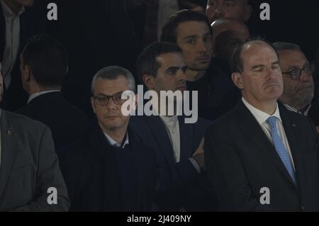 Alexis Kohler, Jean Castex und Ismail Emelien hören auf die Rede des französischen Präsidenten und Kandidaten der Partei La Republique en Marche (LREM) zur Wiederwahl Emmanuel Macrons nach den ersten Ergebnissen der ersten Runde der französischen Präsidentschaftswahlen auf der Pariser Expo Porte de Versailles Hall 6 am 10. April in Paris, 2022. Der französische Präsident Emmanuel Macron führt die rechtsextreme Führerin Marine Le Pen in der ersten Runde der französischen Wahlen am 10. April 2022 mit einem größeren Abstand als erwartet an, wobei die Rivalen nun in einem Run-off im Laufe des Monats um die Präsidentschaft kämpfen werden, wie die Prognosen zeigten. Foto von Eliot BL Stockfoto