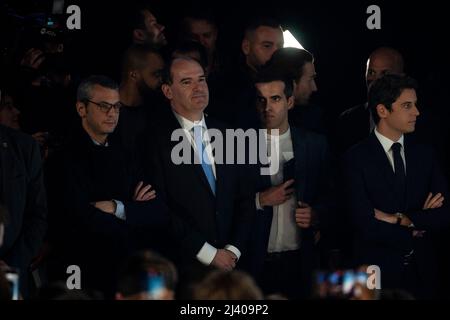 Alexis Kohler, Jean Castex, Ismail Emelien und Gabriel Attal hören die Rede des französischen Präsidenten und Kandidaten der Partei La Republique en Marche (LREM) zur Wiederwahl Emmanuel Macrons nach den ersten Ergebnissen der ersten Runde der französischen Präsidentschaftswahlen auf der Pariser Expo Porte de Versailles Hall 6 in Paris, Am 10. April 2022. Der französische Präsident Emmanuel Macron führt die rechtsextreme Führerin Marine Le Pen in der ersten Runde der französischen Wahlen am 10. April 2022 mit einem größeren Abstand als erwartet an, wobei die Rivalen nun in einem Run-off im Laufe des Monats um die Präsidentschaft kämpfen werden, wie die Prognosen zeigten. Ph Stockfoto