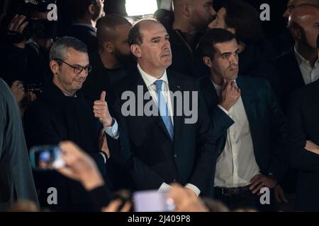 Alexis Kohler, Jean Castex und Ismail Emelien hören auf die Rede des französischen Präsidenten und Kandidaten der Partei La Republique en Marche (LREM) zur Wiederwahl Emmanuel Macrons nach den ersten Ergebnissen der ersten Runde der französischen Präsidentschaftswahlen auf der Pariser Expo Porte de Versailles Hall 6 am 10. April in Paris, 2022. Der französische Präsident Emmanuel Macron führt die rechtsextreme Führerin Marine Le Pen in der ersten Runde der französischen Wahlen am 10. April 2022 mit einem größeren Abstand als erwartet an, wobei die Rivalen nun in einem Run-off im Laufe des Monats um die Präsidentschaft kämpfen werden, wie die Prognosen zeigten. Foto von Eliot BL Stockfoto