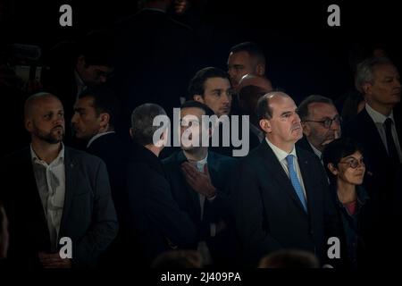 Alexis Kohler, Jean Castex und Ismail Emelien hören auf die Rede des französischen Präsidenten und Kandidaten der Partei La Republique en Marche (LREM) zur Wiederwahl Emmanuel Macrons nach den ersten Ergebnissen der ersten Runde der französischen Präsidentschaftswahlen auf der Pariser Expo Porte de Versailles Hall 6 am 10. April in Paris, 2022. Der französische Präsident Emmanuel Macron führt die rechtsextreme Führerin Marine Le Pen in der ersten Runde der französischen Wahlen am 10. April 2022 mit einem größeren Abstand als erwartet an, wobei die Rivalen nun in einem Run-off im Laufe des Monats um die Präsidentschaft kämpfen werden, wie die Prognosen zeigten. Foto von Eliot BL Stockfoto