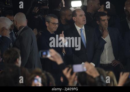 Alexis Kohler, Jean Castex und Ismail Emelien hören auf die Rede des französischen Präsidenten und Kandidaten der Partei La Republique en Marche (LREM) zur Wiederwahl Emmanuel Macrons nach den ersten Ergebnissen der ersten Runde der französischen Präsidentschaftswahlen auf der Pariser Expo Porte de Versailles Hall 6 am 10. April in Paris, 2022. Der französische Präsident Emmanuel Macron führt die rechtsextreme Führerin Marine Le Pen in der ersten Runde der französischen Wahlen am 10. April 2022 mit einem größeren Abstand als erwartet an, wobei die Rivalen nun in einem Run-off im Laufe des Monats um die Präsidentschaft kämpfen werden, wie die Prognosen zeigten. Foto von Eliot BL Stockfoto