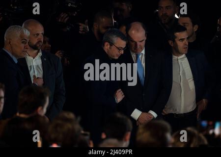 Alexis Kohler, Jean Castex und Ismail Emelien hören auf die Rede des französischen Präsidenten und Kandidaten der Partei La Republique en Marche (LREM) zur Wiederwahl Emmanuel Macrons nach den ersten Ergebnissen der ersten Runde der französischen Präsidentschaftswahlen auf der Pariser Expo Porte de Versailles Hall 6 am 10. April in Paris, 2022. Der französische Präsident Emmanuel Macron führt die rechtsextreme Führerin Marine Le Pen in der ersten Runde der französischen Wahlen am 10. April 2022 mit einem größeren Abstand als erwartet an, wobei die Rivalen nun in einem Run-off im Laufe des Monats um die Präsidentschaft kämpfen werden, wie die Prognosen zeigten. Foto von Eliot BL Stockfoto