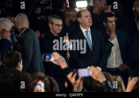 Alexis Kohler, Jean Castex und Ismail Emelien hören auf die Rede des französischen Präsidenten und Kandidaten der Partei La Republique en Marche (LREM) zur Wiederwahl Emmanuel Macrons nach den ersten Ergebnissen der ersten Runde der französischen Präsidentschaftswahlen auf der Pariser Expo Porte de Versailles Hall 6 am 10. April in Paris, 2022. Der französische Präsident Emmanuel Macron führt die rechtsextreme Führerin Marine Le Pen in der ersten Runde der französischen Wahlen am 10. April 2022 mit einem größeren Abstand als erwartet an, wobei die Rivalen nun in einem Run-off im Laufe des Monats um die Präsidentschaft kämpfen werden, wie die Prognosen zeigten. Foto von Eliot BL Stockfoto