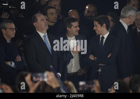 Alexis Kohler, Jean Castex, Ismail Emelien und Gabriel Attal hören die Rede des französischen Präsidenten und Kandidaten der Partei La Republique en Marche (LREM) zur Wiederwahl Emmanuel Macrons nach den ersten Ergebnissen der ersten Runde der französischen Präsidentschaftswahlen auf der Pariser Expo Porte de Versailles Hall 6 in Paris, Am 10. April 2022. Der französische Präsident Emmanuel Macron führt die rechtsextreme Führerin Marine Le Pen in der ersten Runde der französischen Wahlen am 10. April 2022 mit einem größeren Abstand als erwartet an, wobei die Rivalen nun in einem Run-off im Laufe des Monats um die Präsidentschaft kämpfen werden, wie die Prognosen zeigten. Ph Stockfoto