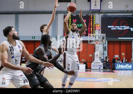 PalaRadi, Cremona, Italien, 10. April 2022, Chrisopher Wright (Bertram Yachts Tortona) während der Vanoli Basket Cremona gegen Bertram Derthona Tortona - Italienische Basketball A Serie Championship Stockfoto