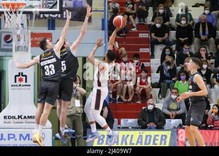 Cremona, Italien. 10. April 2022. Chrisopher Wright (Bertram Yachts Tortona) während der Vanoli Basket Cremona vs Bertram Derthona Tortona, Italienische Basketball A Serie Championship in Cremona, Italien, April 10 2022 Quelle: Independent Photo Agency/Alamy Live News Stockfoto