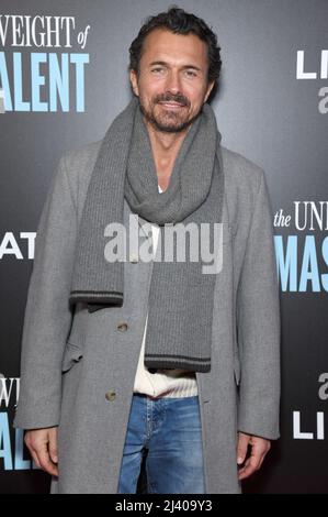 New York, USA. 10. April 2022. William Abadie nimmt an der New Yorker Premiere von „The Inertraitable Weight of Massive Talent“ am Regal Essex Crossing in New York, NY, am 10. April 2022 Teil. (Foto von Anthony Behar/Sipa USA) Quelle: SIPA USA/Alamy Live News Stockfoto