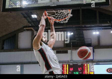 PalaRadi, Cremona, Italien, 10. April 2022, Tyler Cain (Bertram Yachts Tortona) während der Vanoli Basket Cremona gegen Bertram Derthona Tortona - Italienische Basketball A Serie Championship Stockfoto