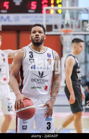 PalaRadi, Cremona, Italien, 10. April 2022, Chrisopher Wright (Bertram Yachts Tortona) während der Vanoli Basket Cremona gegen Bertram Derthona Tortona - Italienische Basketball A Serie Championship Stockfoto