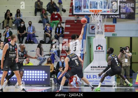 PalaRadi, Cremona, Italien, 10. April 2022, Chrisopher Wright (Bertram Yachts Tortona) während der Vanoli Basket Cremona gegen Bertram Derthona Tortona - Italienische Basketball A Serie Championship Stockfoto