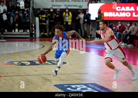 Enerxenia Arena, Varese, Italien, 10. April 2022, Russel Angriff gegen De Nicolao während Openjobmetis Varese gegen Nutribullet Treviso Basket - Italienische Basketball A Serie Championship Stockfoto