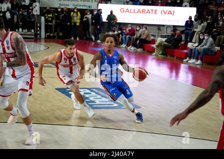 Enerxenia Arena, Varese, Italien, 10. April 2022, Russel Angriff gegen De Nicolao während Openjobmetis Varese gegen Nutribullet Treviso Basket - Italienische Basketball A Serie Championship Stockfoto