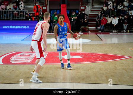 Enerxenia Arena, Varese, Italien, 10. April 2022, Russel attackieren Vene während Openjobmetis Varese gegen Nutribullet Treviso Basket - Italienische Basketball A Serie Championship Stockfoto