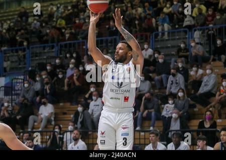 Cremona, Italien. 10. April 2022. Chrisopher Wright (Bertram Yachts Tortona) während der Vanoli Basket Cremona vs Bertram Derthona Tortona, Italienische Basketball A Serie Championship in Cremona, Italien, April 10 2022 Quelle: Independent Photo Agency/Alamy Live News Stockfoto