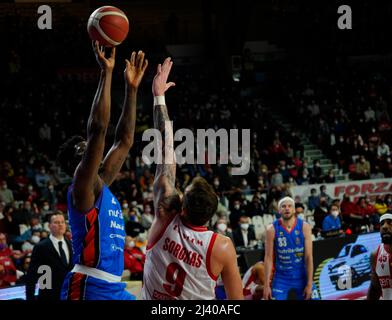 Enerxenia Arena, Varese, Italien, 10. April 2022, Sims schießen während Openjobmetis Varese vs Nutribullet Treviso Basket - Italienische Basketball A Serie Championship Stockfoto