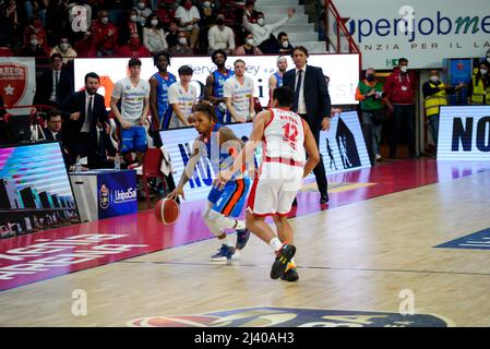 Enerxenia Arena, Varese, Italien, 10. April 2022, Russel Angriff gegen Reyes während Openjobmetis Varese gegen Nutribullet Treviso Basket - Italienische Basketball A Serie Championship Stockfoto