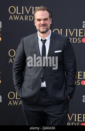 London, Großbritannien. 10. April 2022. David Harbour bei den Olivier Awards 2022, am 10.. April 2022 in London, Großbritannien. Foto von Stuart Hardy/ABACAPRESS.COM Quelle: Abaca Press/Alamy Live News Stockfoto