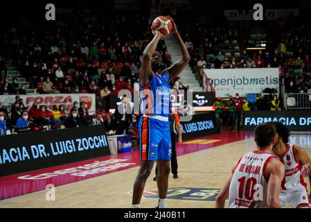 Enerxenia Arena, Varese, Italien, 10. April 2022, Sims schießen während Openjobmetis Varese vs Nutribullet Treviso Basket - Italienische Basketball A Serie Championship Stockfoto