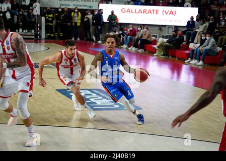 Varese, Italien. 10. April 2022. Russel Angriff gegen De Nicolao während Openjobmetis Varese gegen Nutribullet Treviso Basket, Italienische Basketball A Serie Championship in Varese, Italien, Aprile 10 2022 Quelle: Independent Photo Agency/Alamy Live News Stockfoto