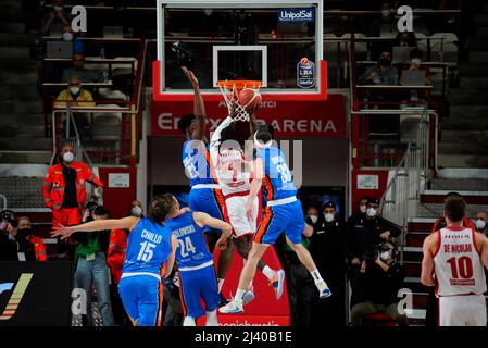 Varese, Italien. 10. April 2022. Beane attackieren den Ring gegen Sims und Dimsa während Openjobmetis Varese vs Nutribullet Treviso Basket, Italienische Basketball A Serie Championship in Varese, Italien, Aprile 10 2022 Credit: Independent Photo Agency/Alamy Live News Stockfoto