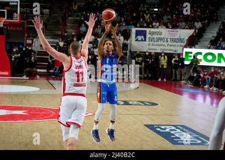 Varese, Italien. 10. April 2022. Russel Shoot during Openjobmetis Varese vs Nutribullet Treviso Basket, Italian Basketball A Serie Championship in Varese, Italy, Aprile 10 2022 Credit: Independent Photo Agency/Alamy Live News Stockfoto