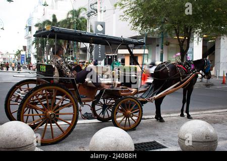 Yogyakarta, Indonesien April 2022: Kutschenfahrer in Yogya wartet auf Touristen entlang der Malioboro Straße Stockfoto