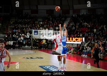 Varese, Italien. 10. April 2022. Bortolani schießen von drei Punkt und nehmen den faul während Openjobmetis Varese vs Nutribullet Treviso Basket, Italienische Basketball A Serie Championship in Varese, Italien, Aprile 10 2022 Quelle: Independent Photo Agency/Alamy Live News Stockfoto