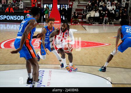 Enerxenia Arena, Varese, Italien, 10. April 2022, Bean Angriff gegen Russel während Openjobmetis Varese gegen Nutribullet Treviso Basket - Italienische Basketball A Serie Championship Stockfoto