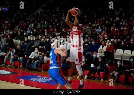 Varese, Italien. 10. April 2022. Woldetensae schießen während Openjobmetis Varese vs Nutribullet Treviso Basket, Italienische Basketball Eine Serie Meisterschaft in Varese, Italien, April 10 2022 Credit: Independent Photo Agency/Alamy Live News Stockfoto