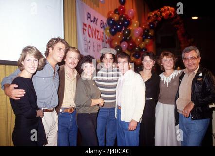 Cathy Silvers, Ted McGinley, Ron Hoard, Erin Moran, Scott BAIO, Henry Winkler, Lynda Goodfriend, Marion Ross und Tom Bosley von Happy Days um die 1980er Jahre Credit: Ralph Dominguez/MediaPunch Stockfoto