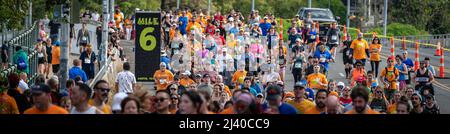 Austin, Texas, USA. 10. April 2022. Meile 6 der Cap10K. Mehr als 15.000 Menschen nahmen am Capitol 10.000 Teil, einem Lauf 10K, der von der lokalen Tageszeitung, dem Austin American Statesman, durchgeführt wurde. Die ersten Finisher der Cap10K überquerten die Linie in etwas mehr als 30 Minuten. Kredit: Sidney Bruere/Alamy Live Nachrichten Stockfoto