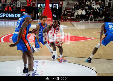 Varese, Italien. 10. April 2022. Bean Attack gegen Russel während Openjobmetis Varese vs Nutribullet Treviso Basket, Italienische Basketball A Serie Championship in Varese, Italien, April 10 2022 Credit: Independent Photo Agency/Alamy Live News Stockfoto