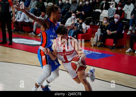 Varese, Italien. 10. April 2022. Librizzi Angriff gegen Russel während Openjobmetis Varese gegen Nutribullet Treviso Basket, Italienische Basketball A Serie Championship in Varese, Italien, April 10 2022 Quelle: Independent Photo Agency/Alamy Live News Stockfoto