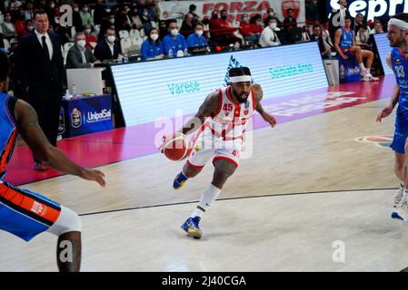 Varese, Italien. 10. April 2022. Keane Angriff während Openjobmetis Varese vs Nutribullet Treviso Basket, Italienische Basketball Eine Serie Meisterschaft in Varese, Italien, April 10 2022 Quelle: Independent Photo Agency/Alamy Live News Stockfoto