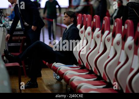 Varese, Italien. 10. April 2022. Marcello-Trainer Treviso während der Openjobmetis Varese vs Nutribullet Treviso Basket, Italienischer Basketball A Serie Championship in Varese, Italien, April 10 2022 Credit: Independent Photo Agency/Alamy Live News Stockfoto