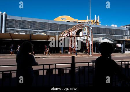 In Darwin, Northern Territory, Australien, laufen die Menschen entlang der Mitchell Street. Stockfoto