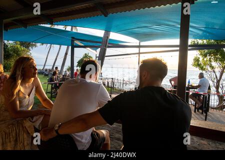 Gäste, die sich im Darwin Ski Club entspannen. Northern Territory, Australien. Stockfoto