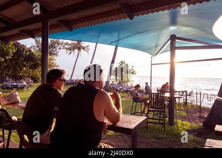 Gäste, die sich im Darwin Ski Club entspannen. Northern Territory, Australien. Stockfoto