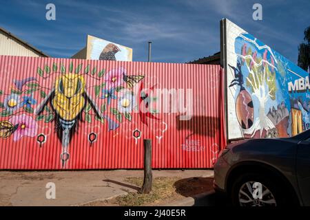 Wandgemälde an einer Wand im Zentrum von Alice Springs, Northern Territory, Australien. Stockfoto